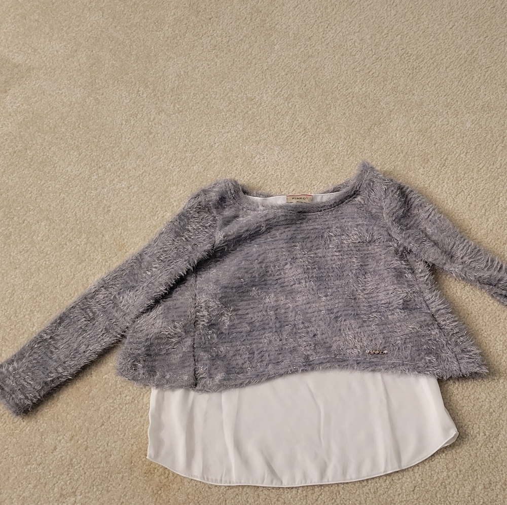 Gray fuzzy top with tank